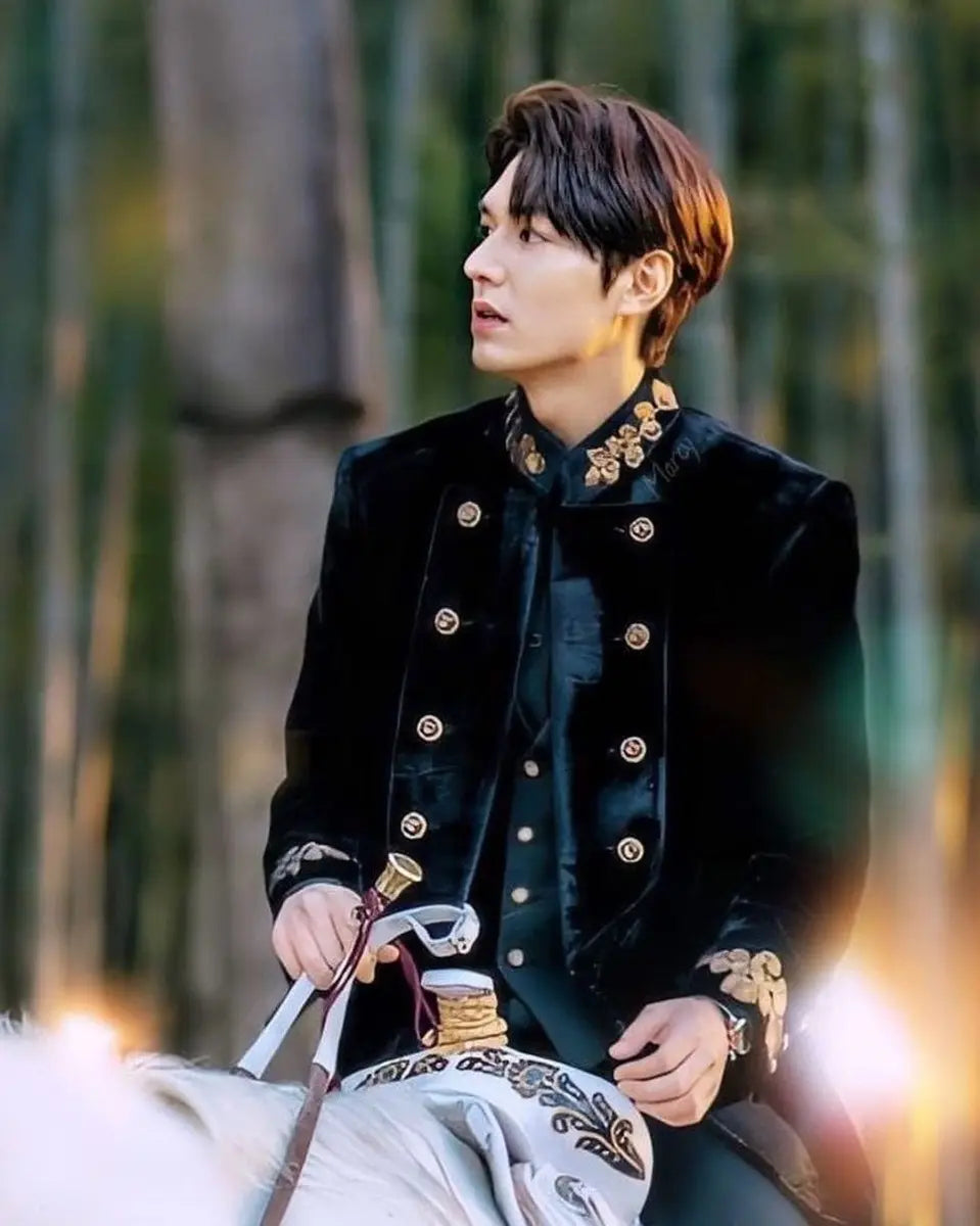The King: Eternal Monarch Cherry Blossom Necklace & Gift Box — image 6